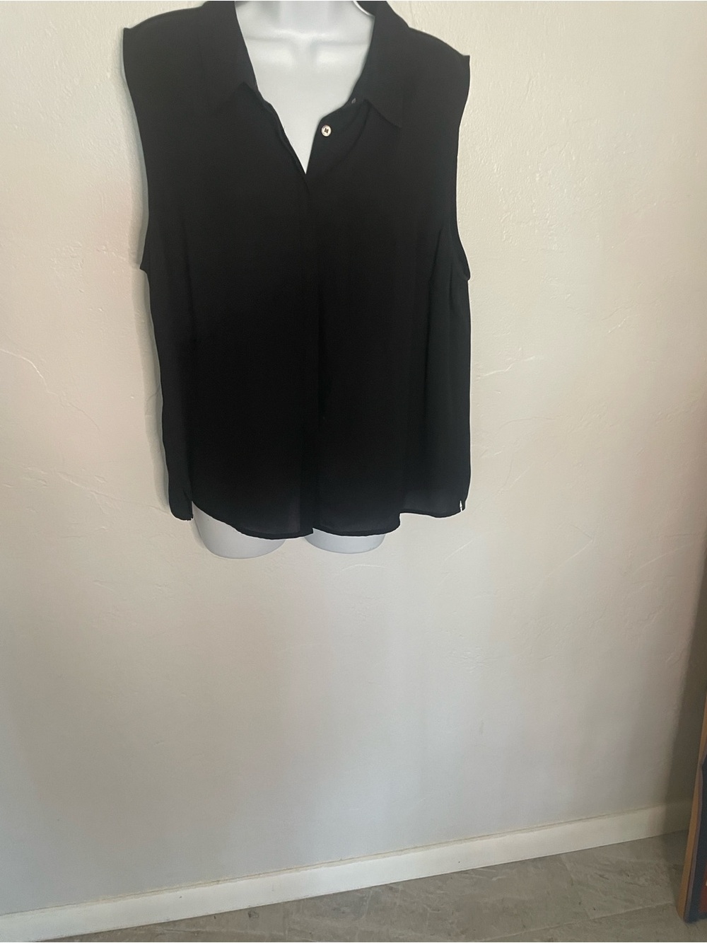 CeCe Black Sleeveless Button-Front Blouse